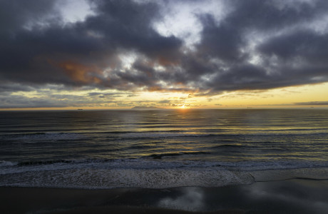 Black-sand-beach-with-horizon-1.jpg